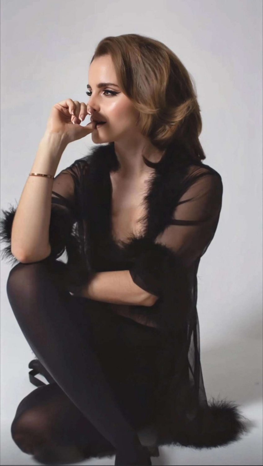 E64sudUX Emma Watson 05.jpg